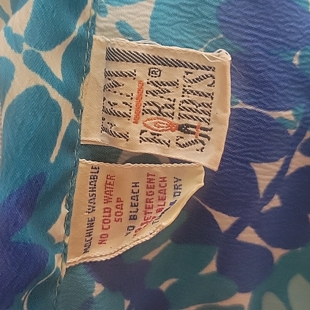 Vintage Fem Form Shirts button up top. Leaf patern in different shades of blue. - Picture 5 of 5